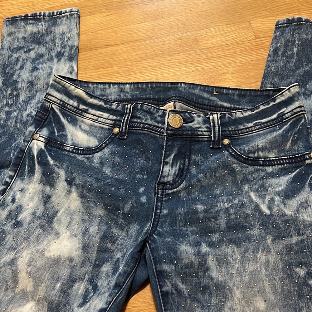 STUDDED ACID WASH JEANS